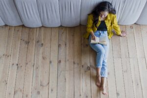 houten vloer vloerkoeling novio parkettechniek nijmegen vrouw relax